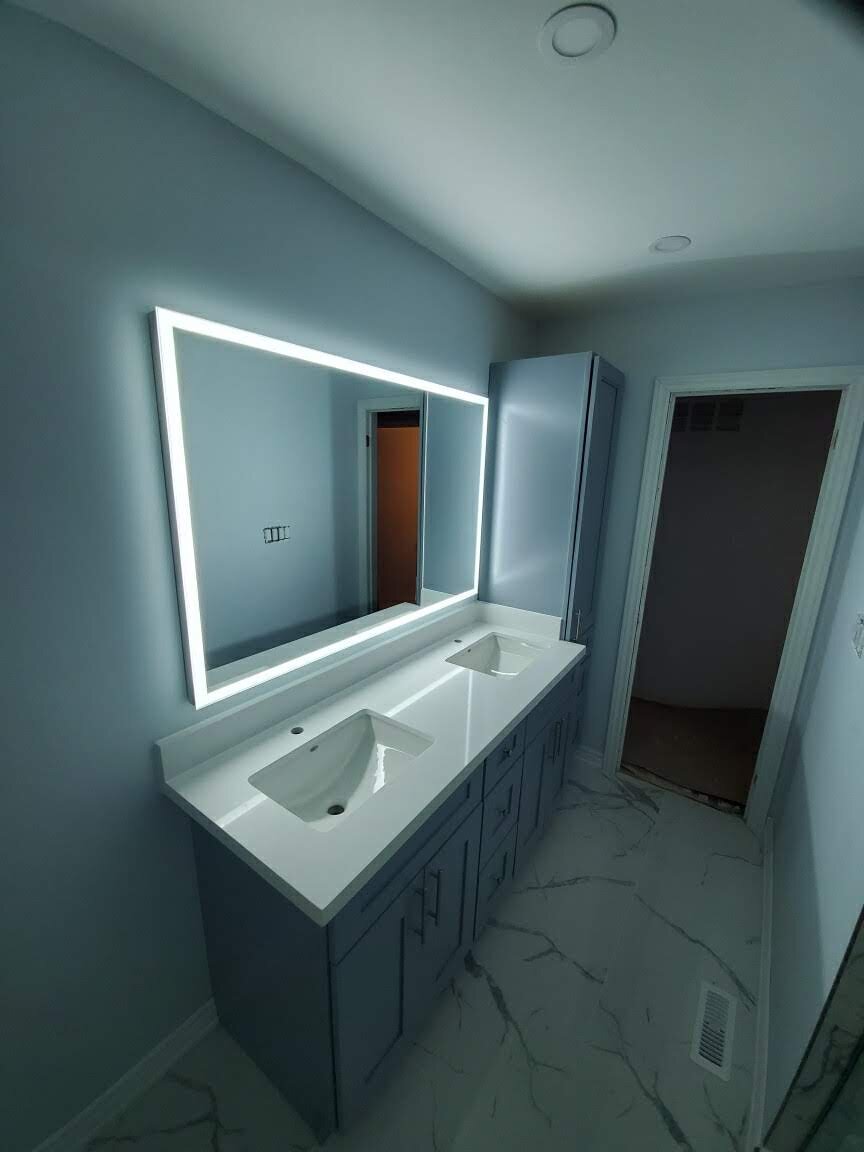 A bathroom with a mirror and sinks.
